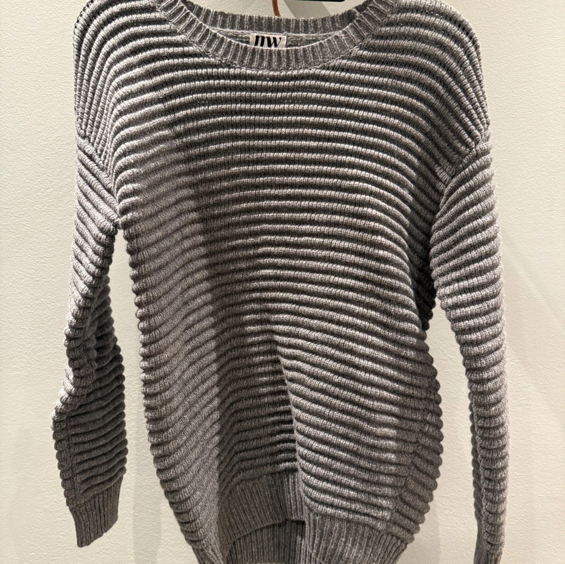 Grå ribbstickad tröja - 1