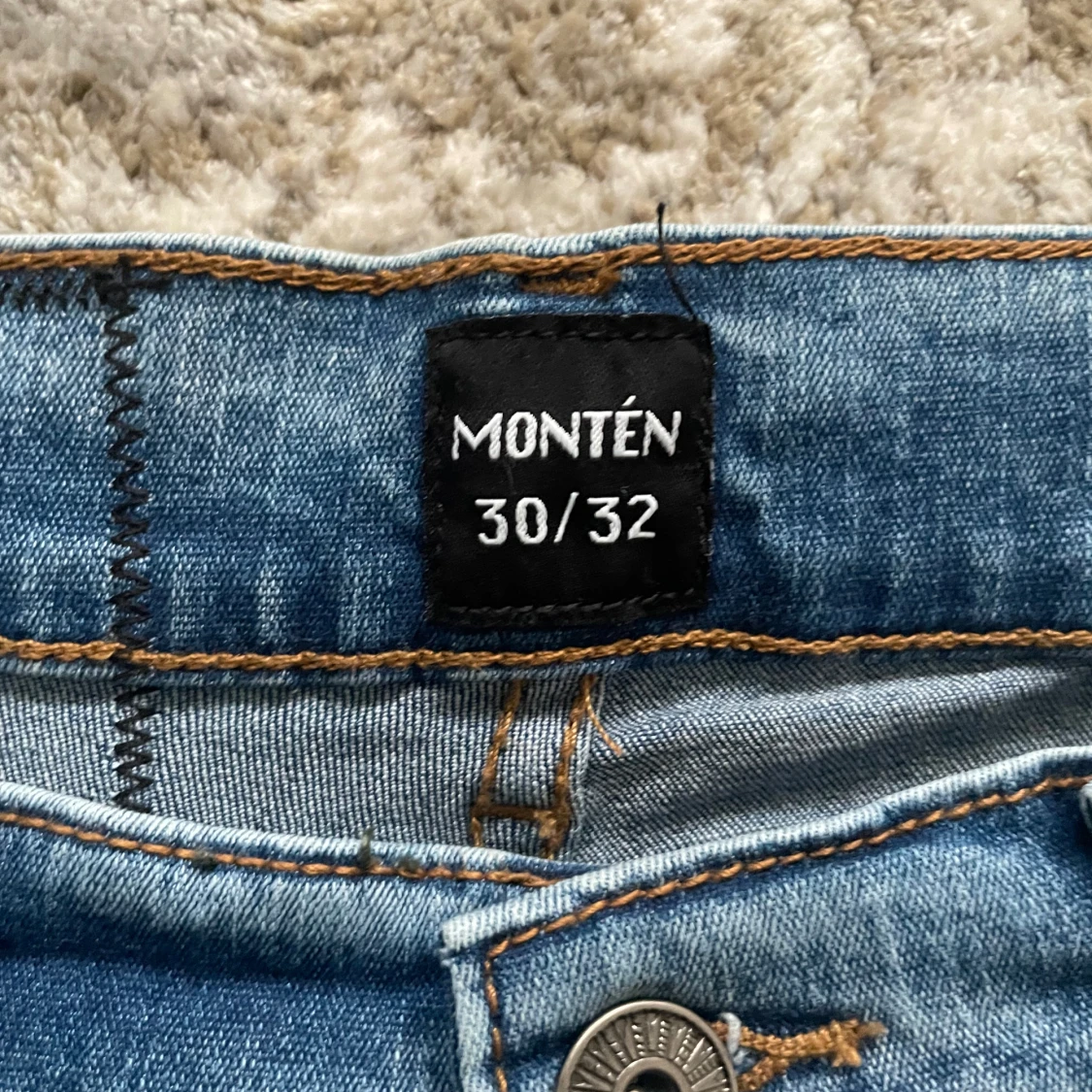 Ljusblå stentvättade jeans Montén första dropp, storlek 30/32 - 1