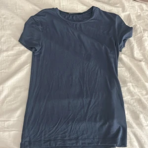 Blå t-shirt från 157 XS - Blå t shirt från lager 157 i storlek xs, sitter i Loose passform 