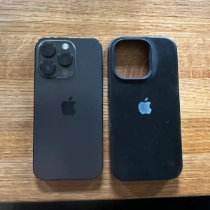 iPhone 14 Pro 128GB - Säljer en iPhone 14 Pro med 128GB lagring. Telefonen är i gott skick, inga sprickor eller repor. Ooperatörslåst och uppdaterad till iOS 18.6.2. Perfekt för dig som vill ha en kraftfull och modern smartphone. Skalet från Apple ingår! Kontakta mig vid mer frågor. Den nollställs innan köp. Priset är diskuterbart