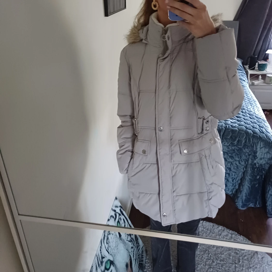 Grå  pufferjacka med fuskpäls