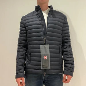 HELT NY Colmar dunjacka  - HELT NY Colmar  dunjacka || Storlek M (50) || Mitt pris 1899kr || modellen på bilden är 170cm och väger 62kg || Tveka inte på att höra av dig vid frågor eller funderingar 