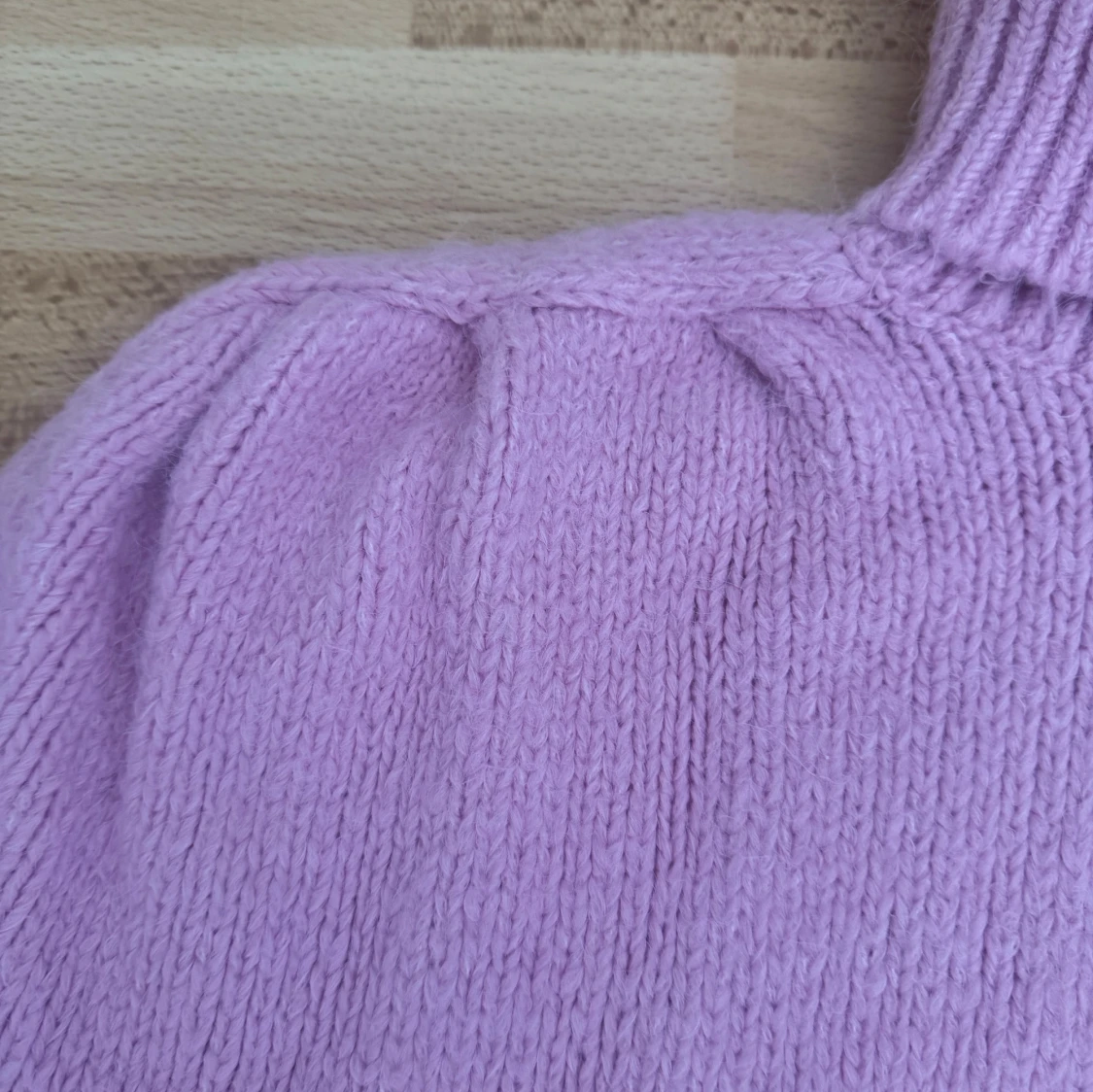 Ljuslila stickad polotröja - 1