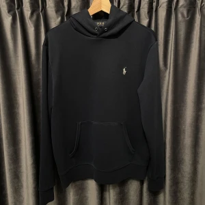 Ralph lauren hoodie  - Ralph lauren hoodie - skick 9/10, mycket fint skick utan defekter! - stl M, passar även stor S - jag är 177 och den sitter ganska bra! - mjukt och skönt tyg! - nypris: 2000kr+ - hör av er vid frågor! 