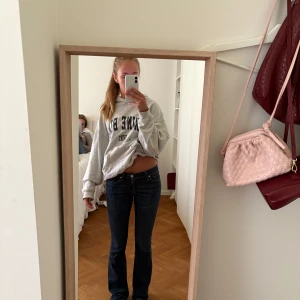 Bootcut jeans från 7 For All Mankind - Mörkblå bootcut jeans från 7 For All Mankind med klassiska kontrastsömmar och låg midja. 