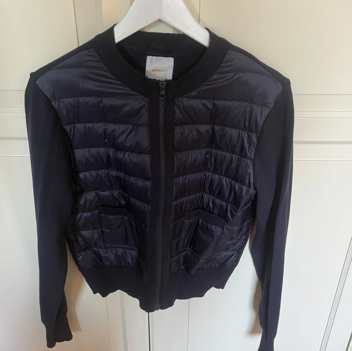 Svart quiltad kofta från Gina Tricot