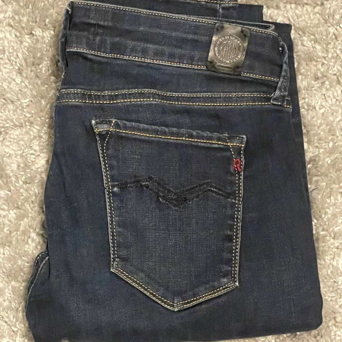 Mörkblå Replay jeans med slimfit passform  - 1