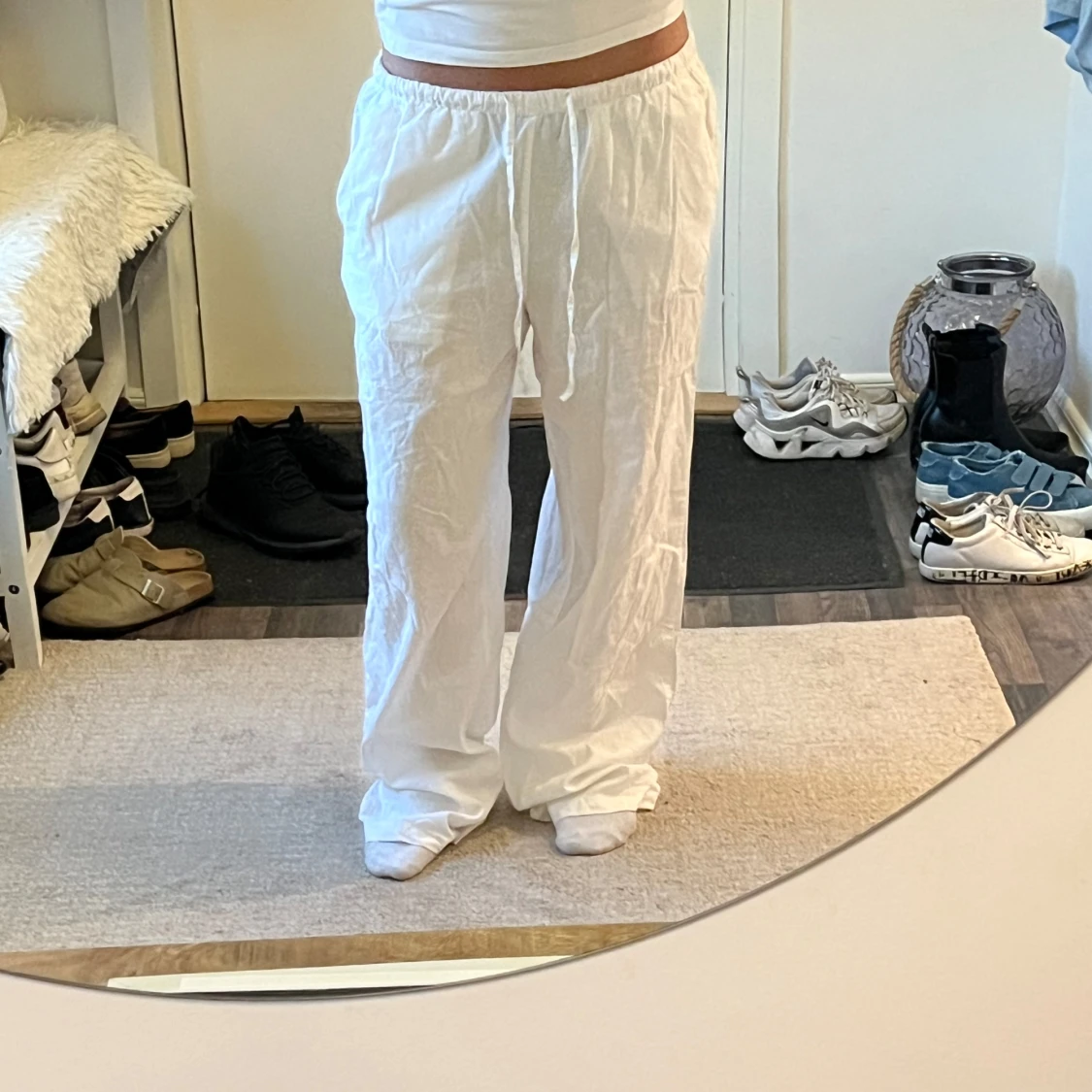 Vita linnebyxor med snörning