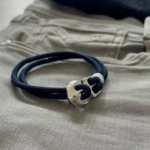 Armband ankare - Marininspirerat armband – Stil & Kvalitet från Armory  Upptäck det perfekta komplementet till din stil! Detta marinblå armband med en stilren ankardetalj kombinerar en elegant design med en avslappnad, nautisk känsla.  Ett utmärkt val för dig som vill ha en diskret men stilfull accessoar eller en uppskattad present till någon speciell.  Hör av dig vid frågor / armory 