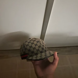 Blå canvas gg keps - Blå canvas gg kep. Knappt använt. Hör av er om ni har några frågor🫡