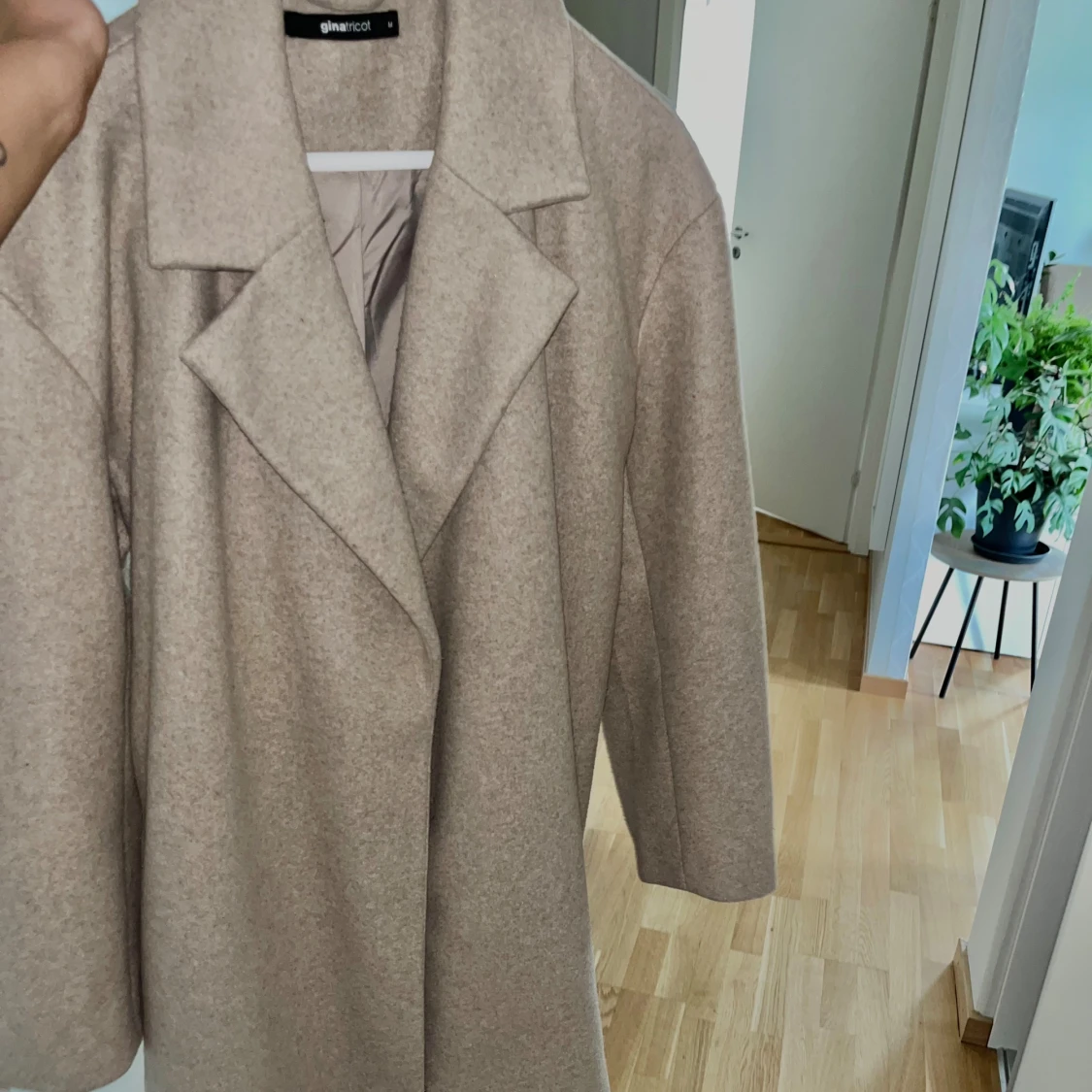 Beige kappa från Gina Tricot med bälte