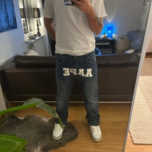 AAPE (Bape) byxor - Riktigt najs byxor från AAPE, detta är mest en intressekoll. Coola camo detaljer på bakfickorna och lite röda detaljer, AAPE screenprint där framme, skulle gissa att det är typ w35, jag är w32 men funkar bra med bälte, kom med bud