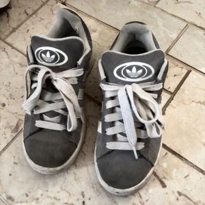 Adidas campus - Populära adidas campus gråa, finns ett litet hål inuti men inget som stör eller märks alls💕kolla bild 3