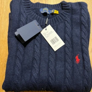 Mörkblå kabelstickad tröja  stl M - Kabelstickad mörkblå tröja mkt fin !felköp..så nu säljer sonen den 