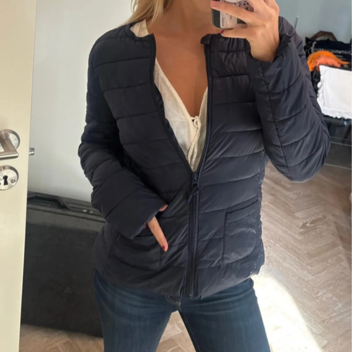 Mörkblå quiltad pufferjacka - 2