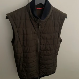 Brun väst från Zara - Snygg brun väst från Zara i storlek M, modellen är ca 180cm. Hör av dig vid funderingar!