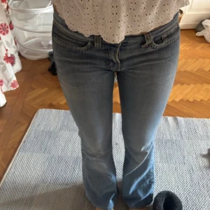 Ljusblå bootcut jeans från S.O.S - Säljer ett par ljusblå jeans från S.O.S by Orza Studio i klassisk bootcut-modell. Jeansen har låg midja, fem fickor och är tillverkade i mjukt denimtyg. Perfekta för dig som gillar en avslappnad och trendig look. Står storlek 40 men känns mer som 36/38