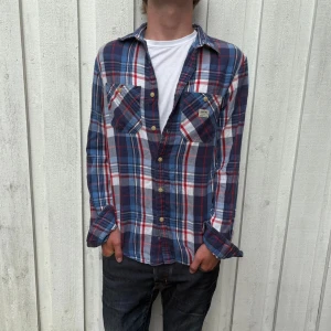 *DENIM & SUPPLY* SKJORTA - Säljer nu en helt stört snygg skjorta i en galen colorway!🫰🏻🎨| Märket ”Denim & Supply” är en del av Ralph Lauren och släpper oerhört snygga designs, så även denna!🥹| Hör av dig vid minsta fråga eller fundering✌🏻👑