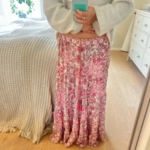 Blommig lång tjol  - En vacker och unik lång tjol från zara💕 har använt 1-2 gånger,inga fläckar och inga hål! Säljs inte längre på zara💕☀️💐