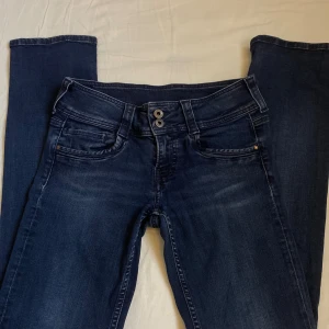 Pepe Jeans raka jeans blå - Mörkblå raka jeans från Pepe Jeans, strl W10 (XS).