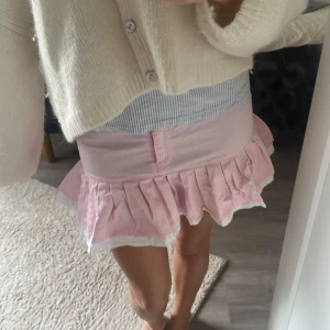 Rosa volangkjol - Supersöt kortkjol i ljusrosa köpt secondhand! Den påminner lite om en jeans kjol fast i cargo material!💗