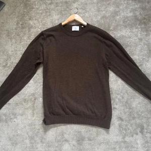 Stilren tröja från bläck - Stilren tröja från bläck i färgen brun.                          100% merinoull.                                                            Storlek M
