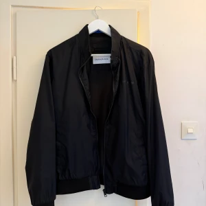 Svart Calvin Klein jacka - Svart bomberjacka från Calvin Klein Jeans i storlek L. Jättefint skick, inga tecken på använding. Nypris: 1000. Skriv privat för mer funderingar o frågor⚜️