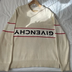 Givenchy sweatshirt - Hej säljer min stickade tröja från givenchy då jag inte använder den längre. Den är i mycket bra skick och köpt på givenchys officiella hemsida. Tröjan kostade 9500kr säljer den för 4000kr men priset kan diskuteras vid en bra affär. Size L vid fler frågor är det bara att skriva!