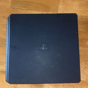 Säljer ett ps4 för 1300kr - Säljer ett ps4 för 1300 kr tecken på användning men funkar perfekt enda nackdelen är att fläkten låter som ett flygplan men de går att fixa bara att jag inte orkar göra det 