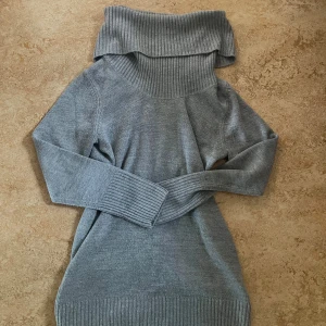 Grå polotröja/klänning från H&M, storlek L - Mysig grå polotröja från H&M i storlek L. Tröjan har en bred, ribbad polokrage och ribbade muddar vid ärmslut och nederkant. I fint skick! 💕