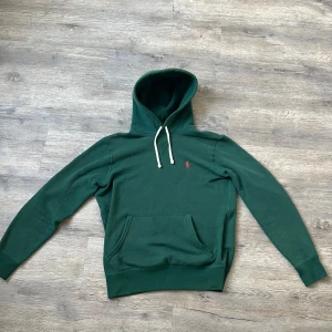 Grön hoodie från Polo Ralph Lauren - Grön Ralph lauren hoodie, bra skick✨ och storlek XS