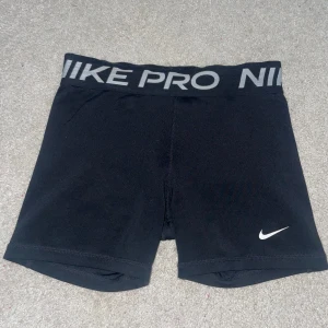 Nike Pro träningsshorts - Säljer dessa träningsshortsen från NIKE i storlek 146-156 men som även passar bra på en XS.🥰 De finns tecken på användning men de fortfarande i fint skick! Skriv gärna om du funderar över något💕