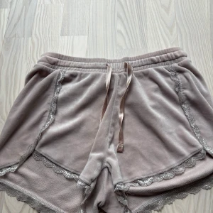 Pyjamasshorts  - Supermysiga shorts från Isabela som är köpt i Ullared om jag minns rätt, storlek XS. De har snörning i midjan och är dekorerade med ljus spets längs kanterna för en extra söt vibe. Skick är jätte svårt att sätta då alla tycker olika, enligt mig har shortsen tecken på användning då färgen blivit lite mörkare än när jag köpte dom p.g.a att dom tvättats med mörka kläder 