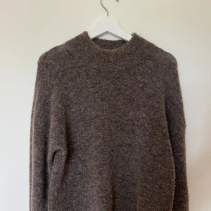 Brun stickad tröja  - Mysig brun stickad tröja med rund halsringning och lång ärm🫶🏼