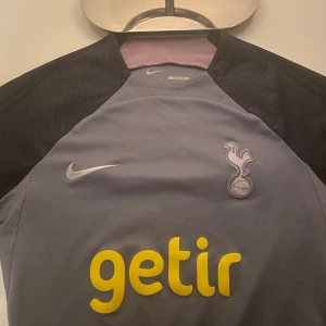 Tottenham fotbollströja - Snygg Tottenham Hotspur fotbollströja, använd ett fåtal gånger | skick 9/10 | nypris 799kr | priset kan diskuteras🤝✅