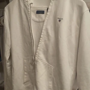  vita gant zip hoodie - Säljer min gant zip hoodie har inte haft den länge väldigt bra sick! Storlek 158-164 
