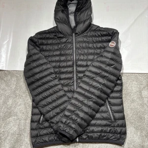 Colmar Jacka  - Hej! Säljer nu min jacka från märket Colmar, storlek 52/L, bra skick. Tveka inte på att höra av dig om du har frågor eller funderingar kring jackan!