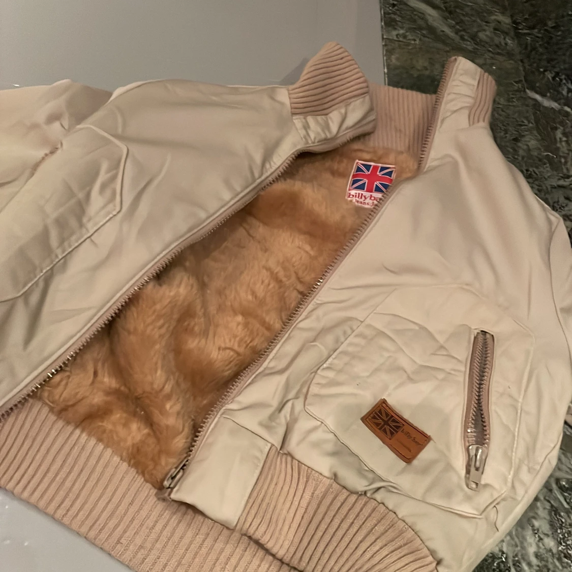 Beige bomberjacka från Billybay