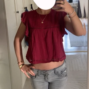 Vinröd blus med volangärmar - Säljer en vinröd blus med korta volangärmar och rund halsringning. Super fin och knappt använd! 