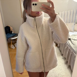 Teddy jacka, Pile - Teddy jacka ifrån H&M. Den är helt slutsåld så den går inte att få tag på!! Använd lite, ser ut som på bilderna🌸