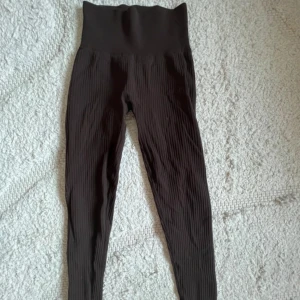 Bruna ribbade leggings XXS - Bruna Träningsbyxor i xxs. Det finns även en topp till denna som jag snart kommer publicera så håll ett utkik på mina inlägg!!! ❤️❤️❤️ Kan även hämtas upp i Skövde, Värnamo, Borås.