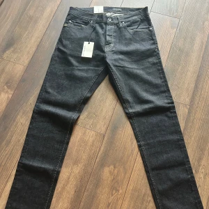 Svarta Tiger of sweden jeans W31 L34 - Snygga mörkblå jeans med raka ben och smalare vid foten. Modell: pistolero. Helt nya oanvända.
