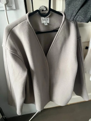 Kappa - Kappa från Kappahl, Storlek Medium. Köpte i somras men kommer aldrig tillanvändning därav perfekt skick😊super snygg till våren 