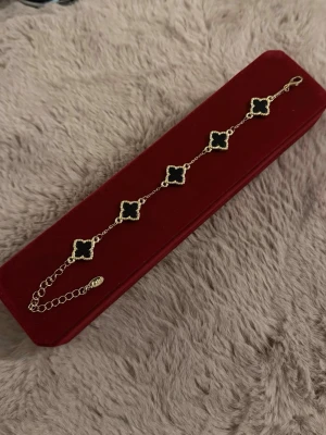 Guld Armband Klöver - Helt ny aldrig använd. Rostfritt stål. Justerbar.