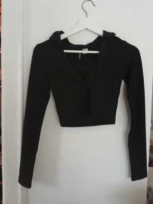Svart croppad långärmad topp - Svart croppad långärmad topp från HM i storlek xxs