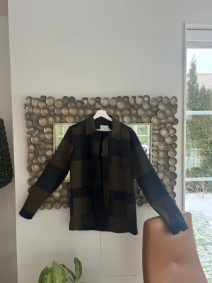 Ny, grym Overshirt Les Deux - Ny, grym , något tjockare overshirt från Les Deux Modell: Jason Wool check hybrid Färg: dark navy, turtle green Storlek XS Nypris 1499 kr Inköpt på Kennedies  Mellan S o XS i storlek skulle jag säga