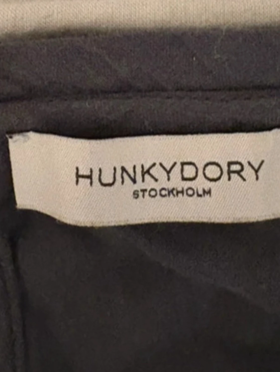 Svart blus med volang från Hunkydory - 1