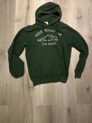 One of one hoodie  - Grön one of one hoodie med still rent tryck 