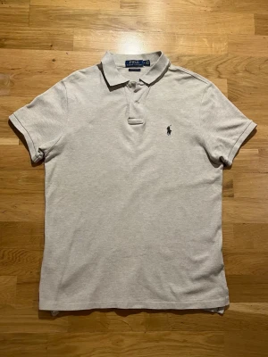 Ralph Lauren - Beige Piké - Snygg beige Ralph Lauren Piké | Storlek: M | Skick: Mycket bra skick, inga fläckar eller trasigheter | Kom privat vid frågor, allt gott |