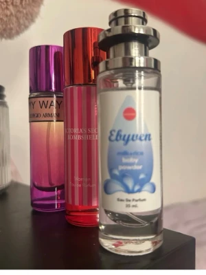 Parfym 150kr st  - En snygg parfymflaska från Victoria's Secret i modellen Bombshell. Flaskan är randig i rosa och rött med silvrig text och har en elegant, feminin design. Perfekt för dig som gillar fräscha och fruktiga dofter.